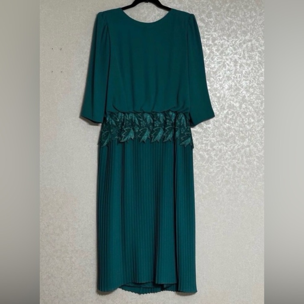 Miss Elliette Vintage Pleated Teal Midi Dress with Lovely Lace Overlay (Large)